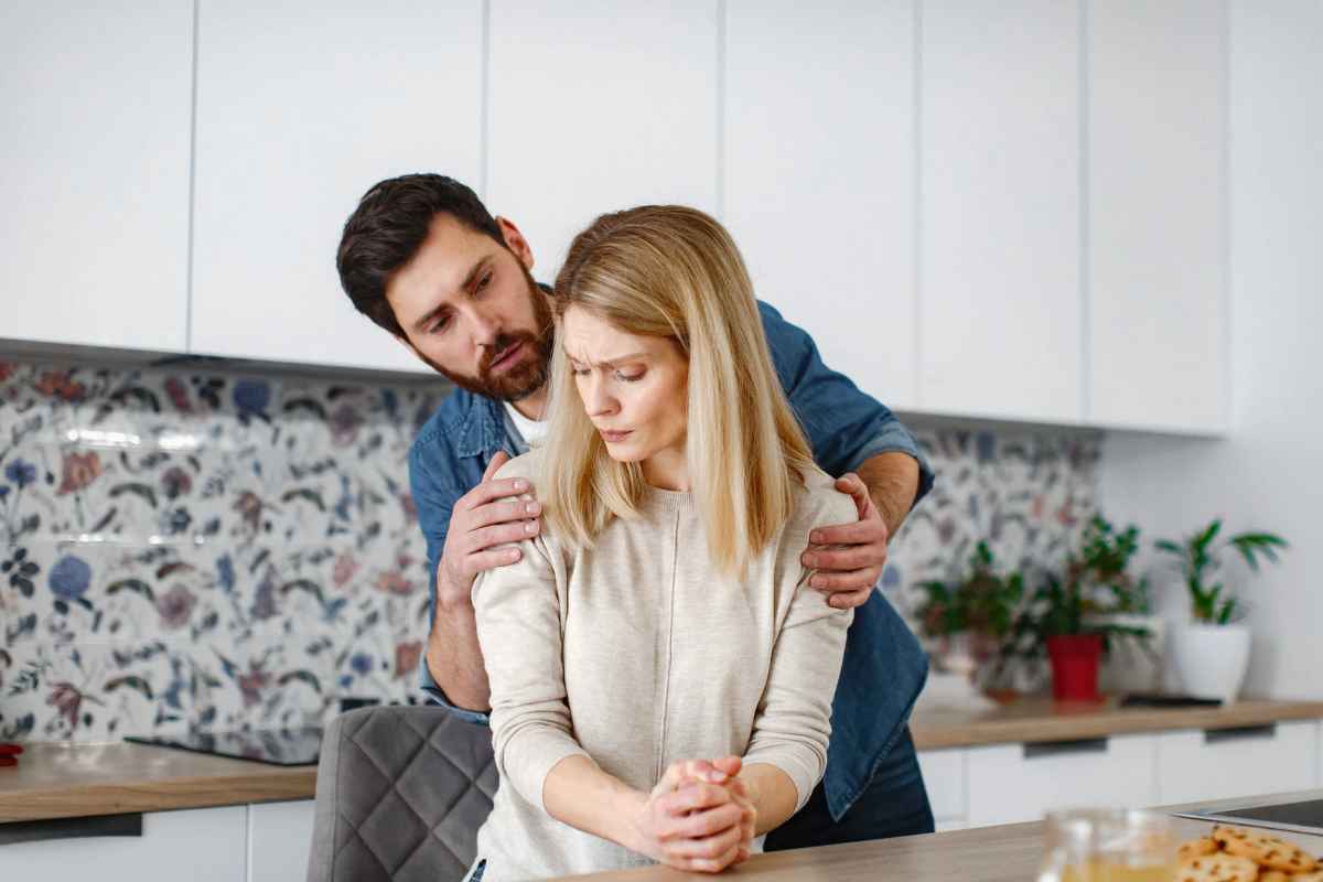 Uomo che parla con donna imbronciata