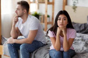 Un uomo e una donna seduti