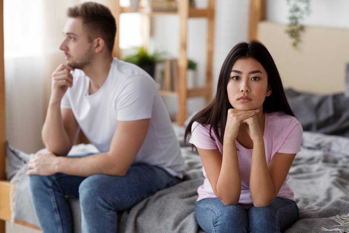 Un uomo e una donna seduti