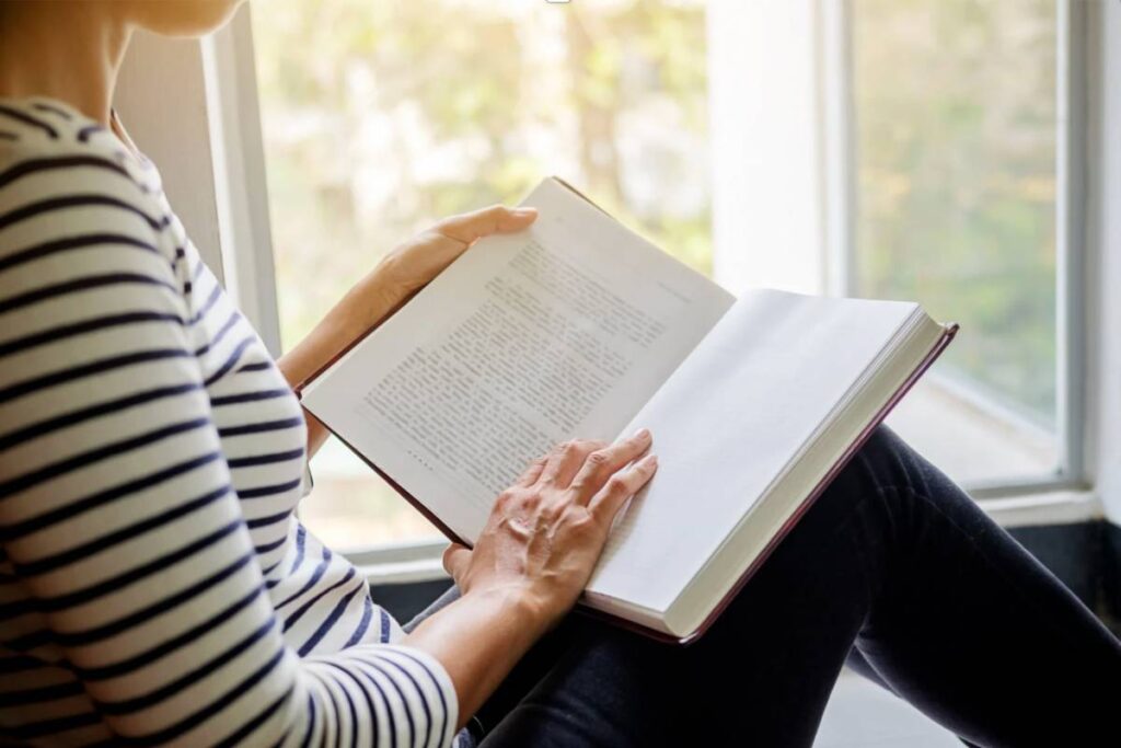 Donna che legge un libro