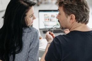 Un uomo e una donna che parlano