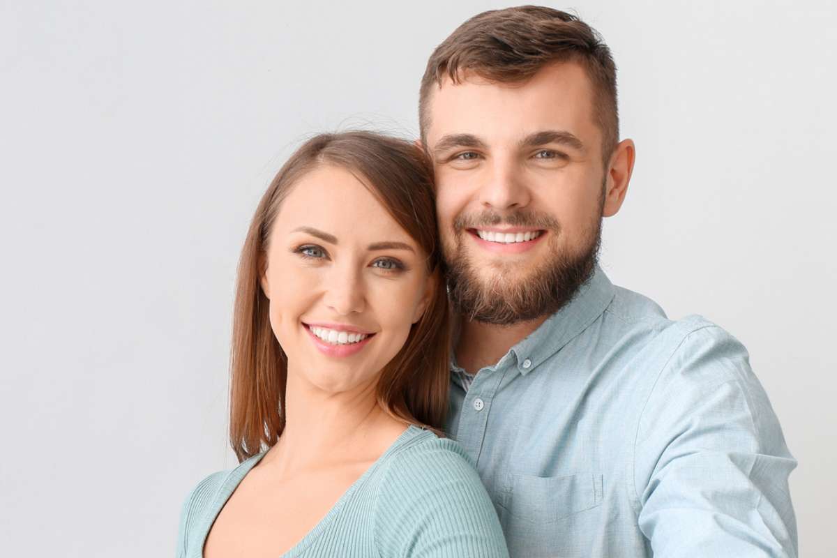 Un uomo e una donna che sorridono