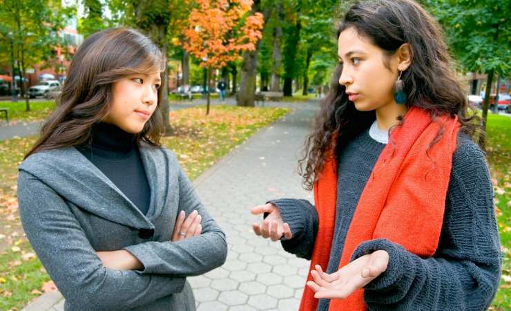 Due ragazze in piedi che parlano