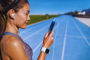 ragazza sente la musica prima di correre
