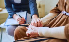 le mani di una psicologa che consolano una persona