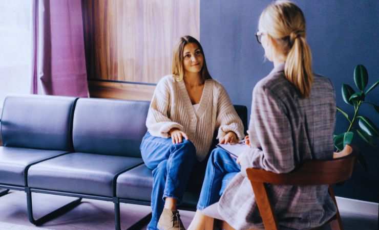 una ragazza dalla psicologa