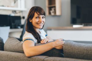 ragazza seduta sul divano