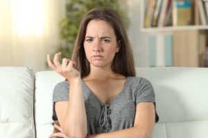 ragazza pensierosa sul divano