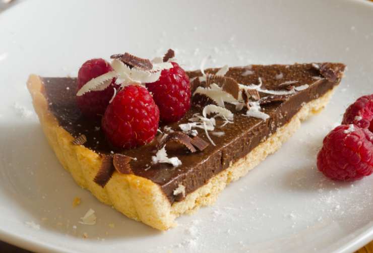 fetta di crostata al cioccolato