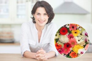 fiori nel riquadro e donna in primo piano