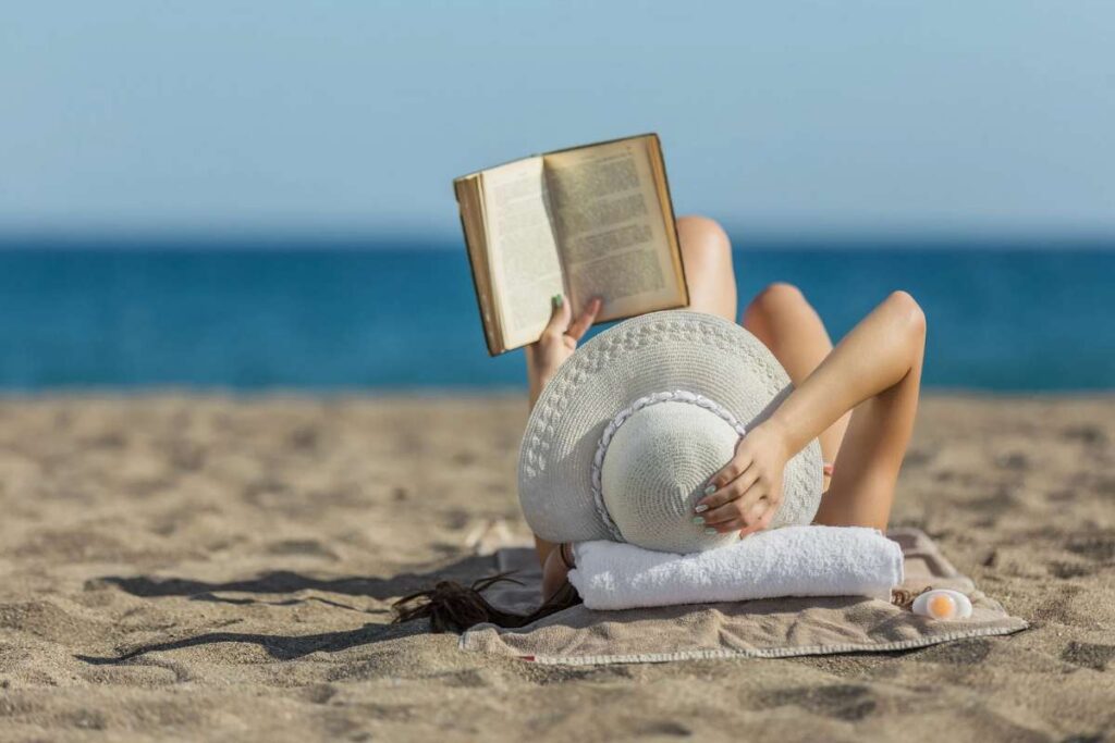 Donna che legge al mare
