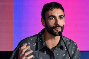 Marco Mengoni che parla