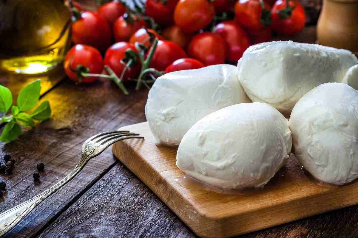 mozzarelle su di un tagliere