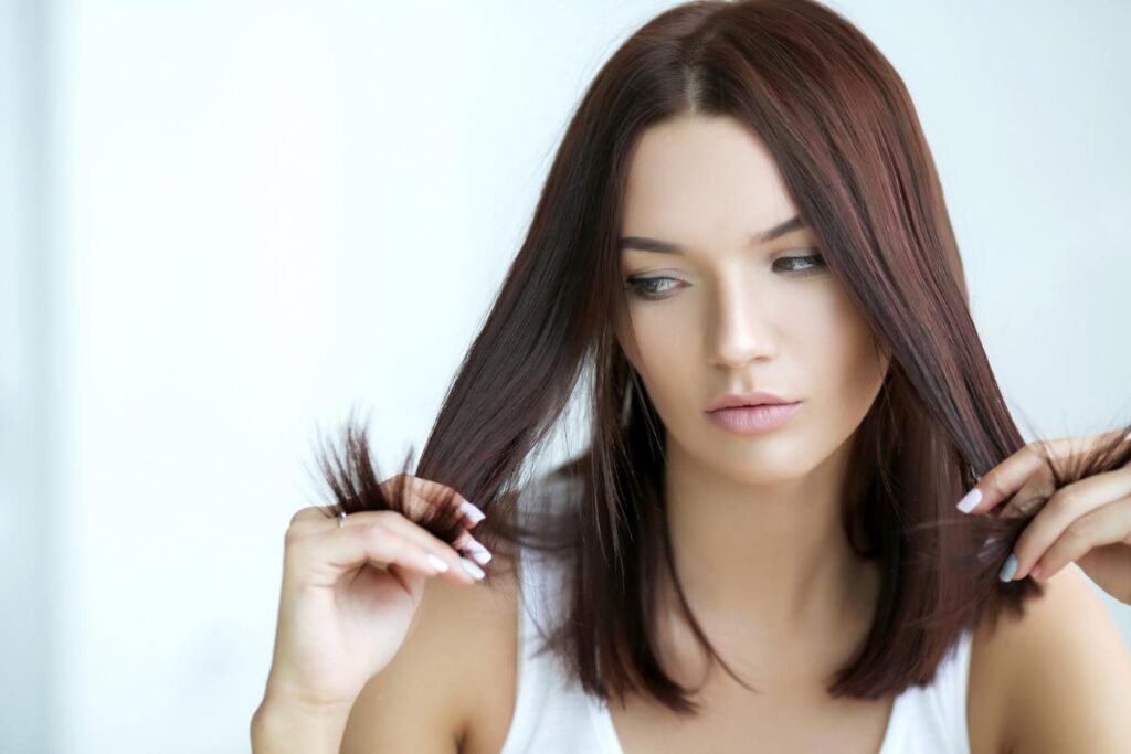 Donna che si guarda i capelli
