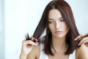Donna che si guarda i capelli