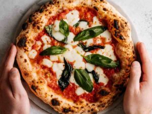 pizza margherita in un piatto