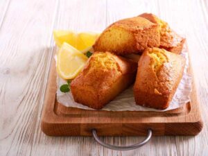 plumcake su di un vassoio