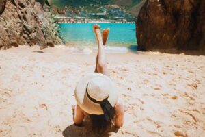 ragazza sdraiata in spiaggia