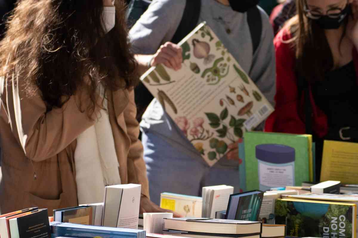 Persone che guardano libri