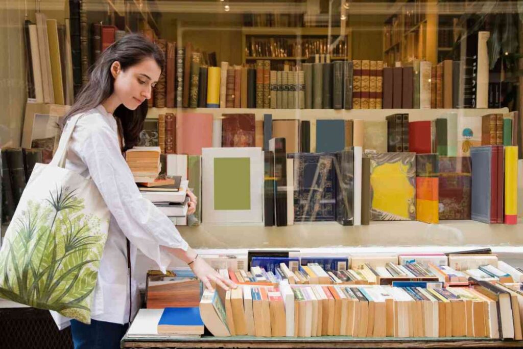 Ragazza che guarda libri