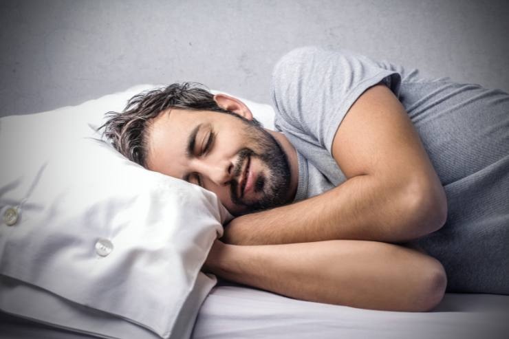 uomo dorme nel letto