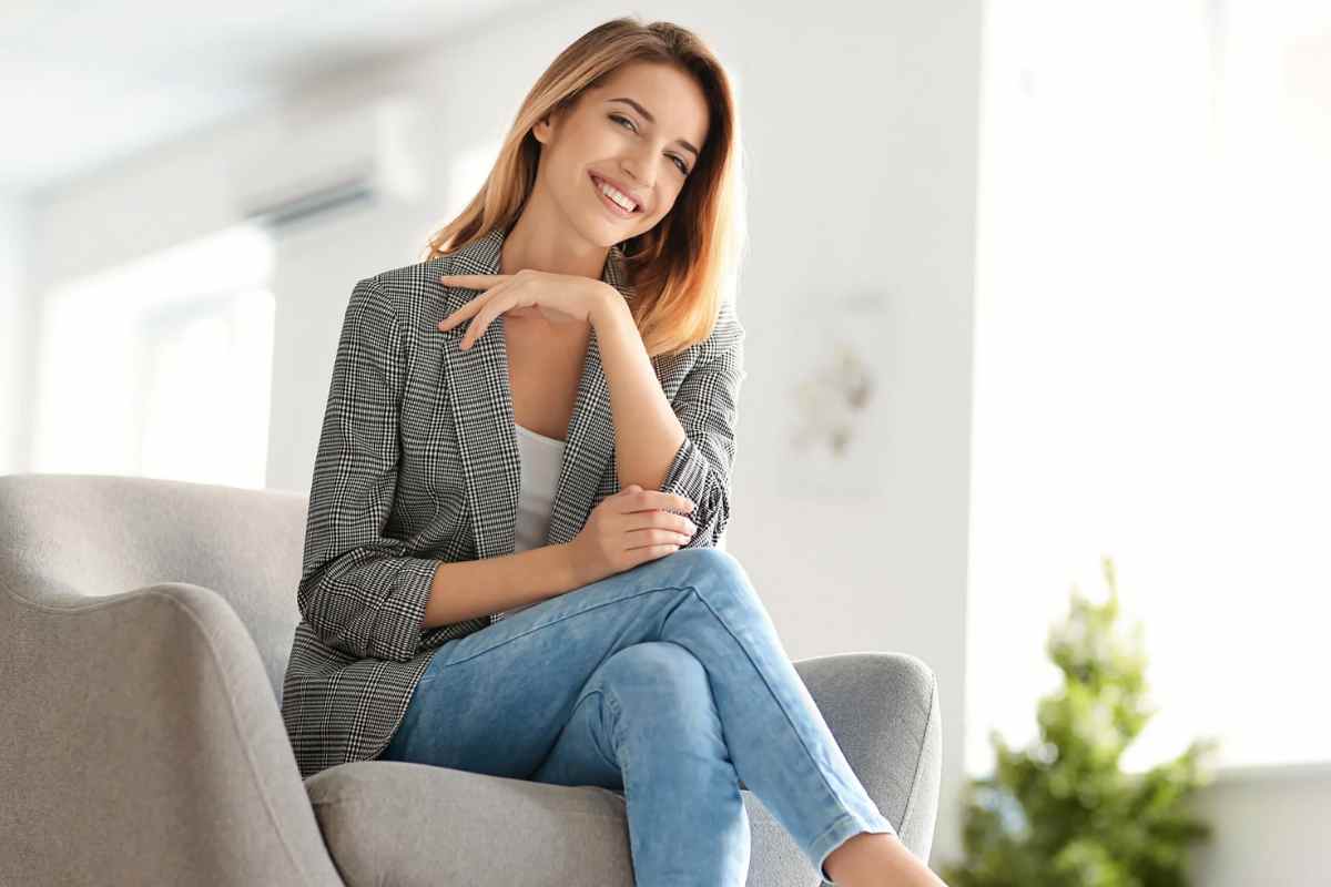Donna seduta con gambe incrociate